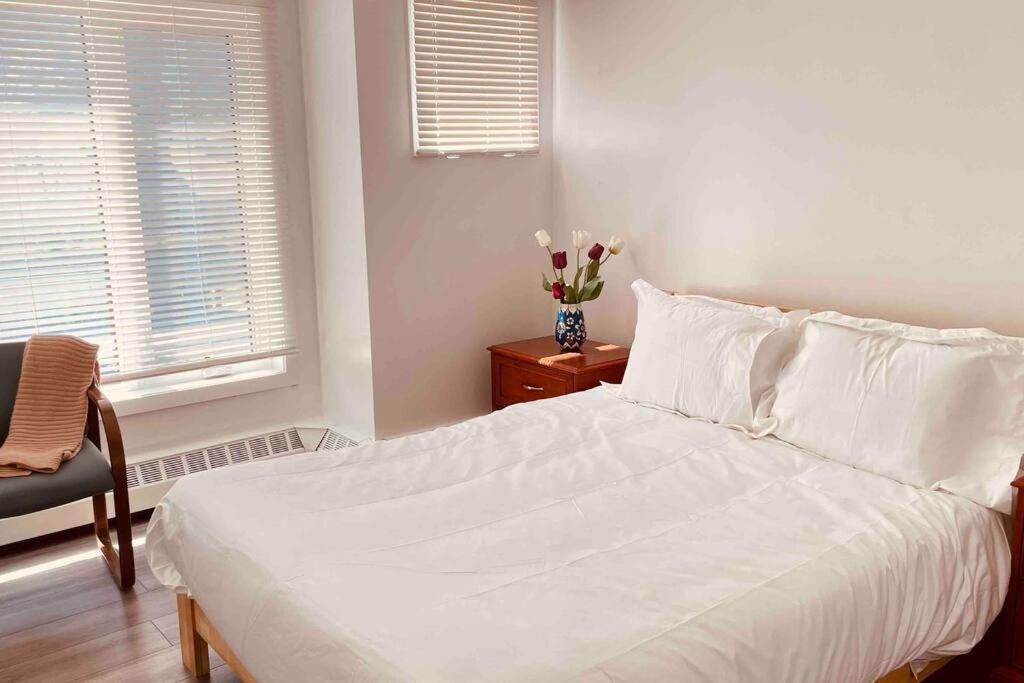 Unit #201 Cozy Mountain View 1Br In Dt Apartment แคนมอร์ ภายนอก รูปภาพ