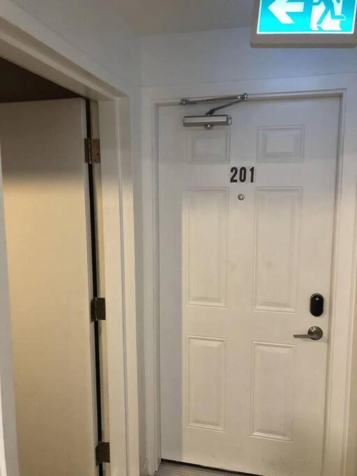 Unit #201 Cozy Mountain View 1Br In Dt Apartment แคนมอร์ ภายนอก รูปภาพ