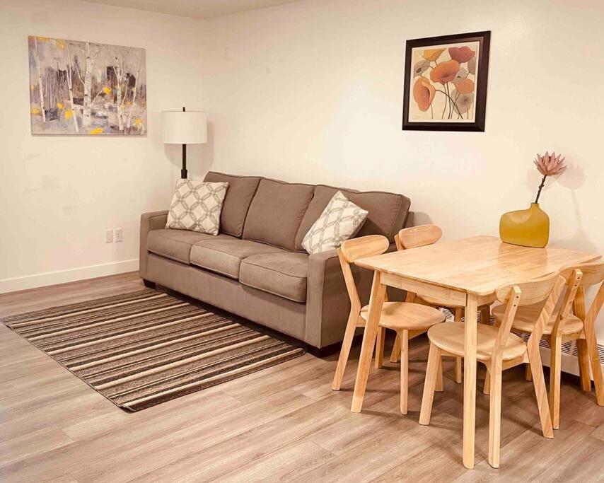 Unit #201 Cozy Mountain View 1Br In Dt Apartment แคนมอร์ ภายนอก รูปภาพ