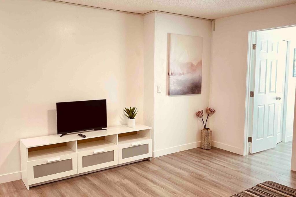 Unit #201 Cozy Mountain View 1Br In Dt Apartment แคนมอร์ ภายนอก รูปภาพ